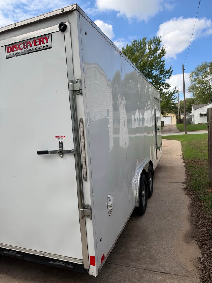 2021 Discovery 20ft car hauler enclosed trailer, photo 2