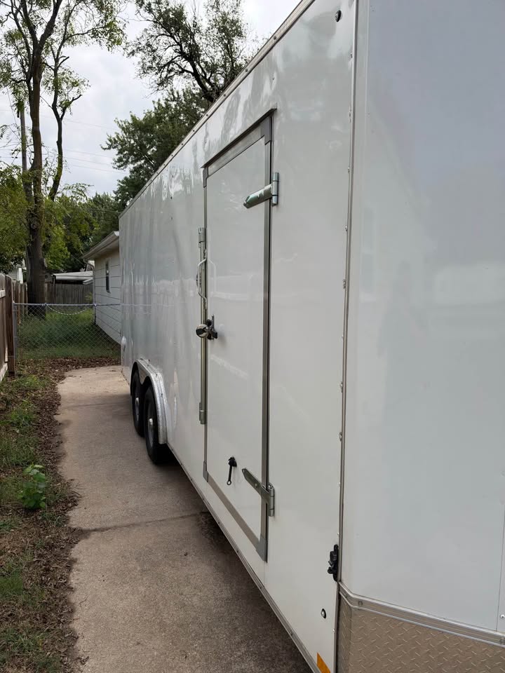 2021 Discovery 20ft car hauler enclosed trailer, photo 3