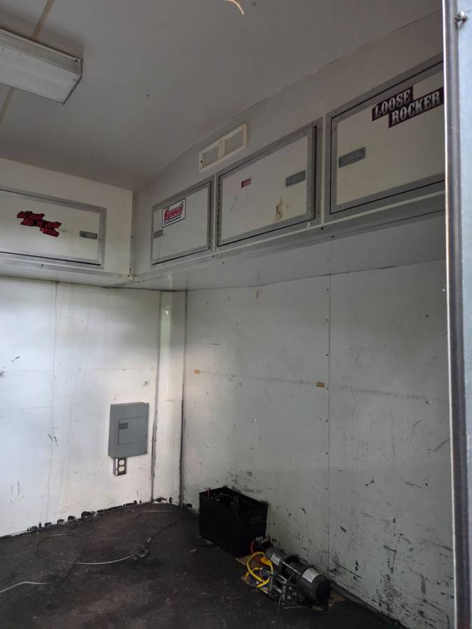 Enclosed car hauler /trade, photo 3