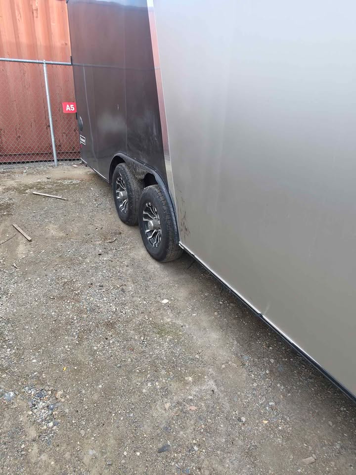 2022 hallmark 24' car hauler, photo 2