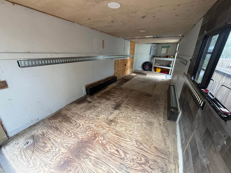 2011 Diamond Cargo 8.5x24 enclosed car hauler, 12K winch, photo 3