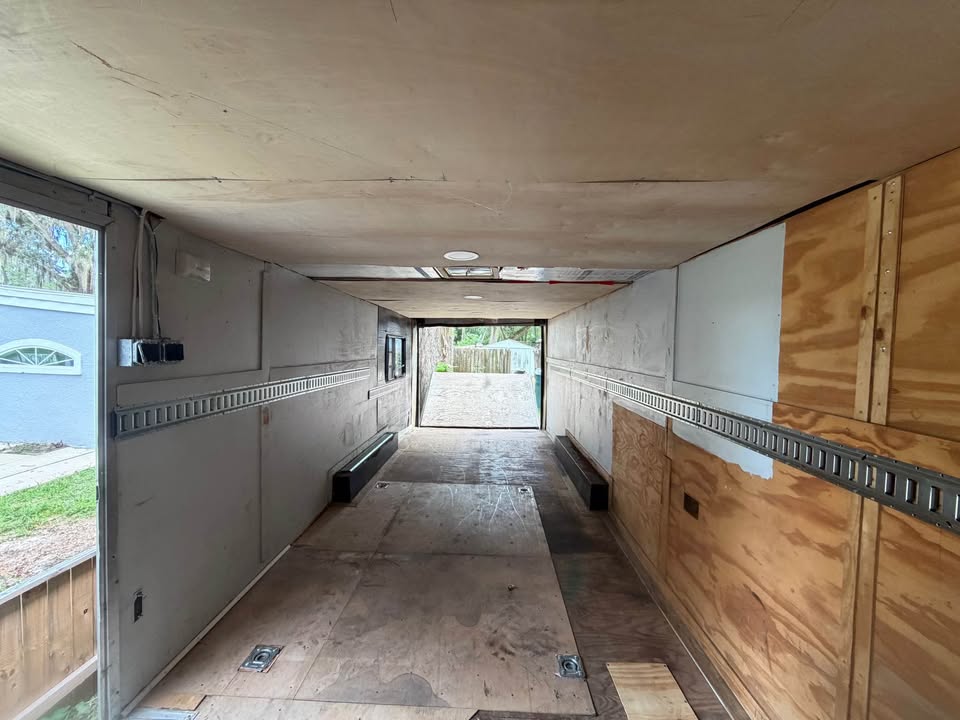 2011 Diamond Cargo 8.5x24 enclosed car hauler, 12K winch, photo 4