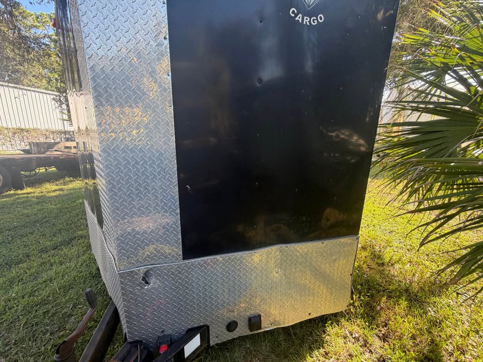 2011 Diamond Cargo 8.5x24 enclosed car hauler, 12K winch, photo 6