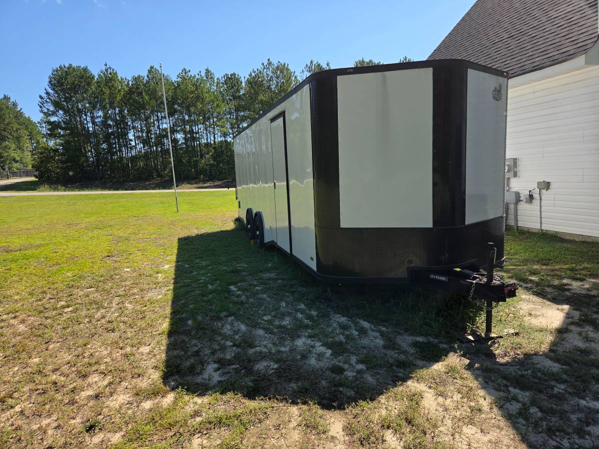 Like New 24' x 8.5' enclosed trailer, photo 2