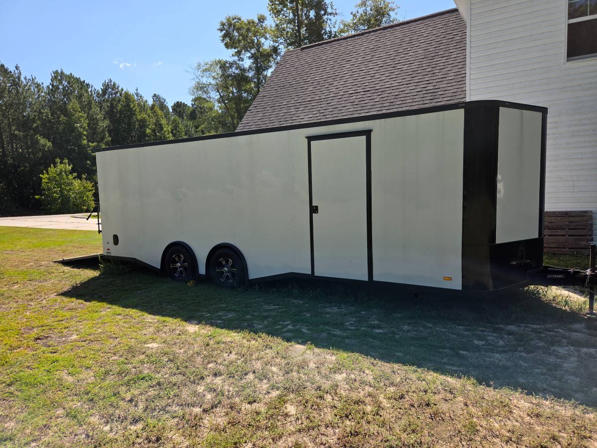 Like New 24' x 8.5' enclosed trailer, photo 3
