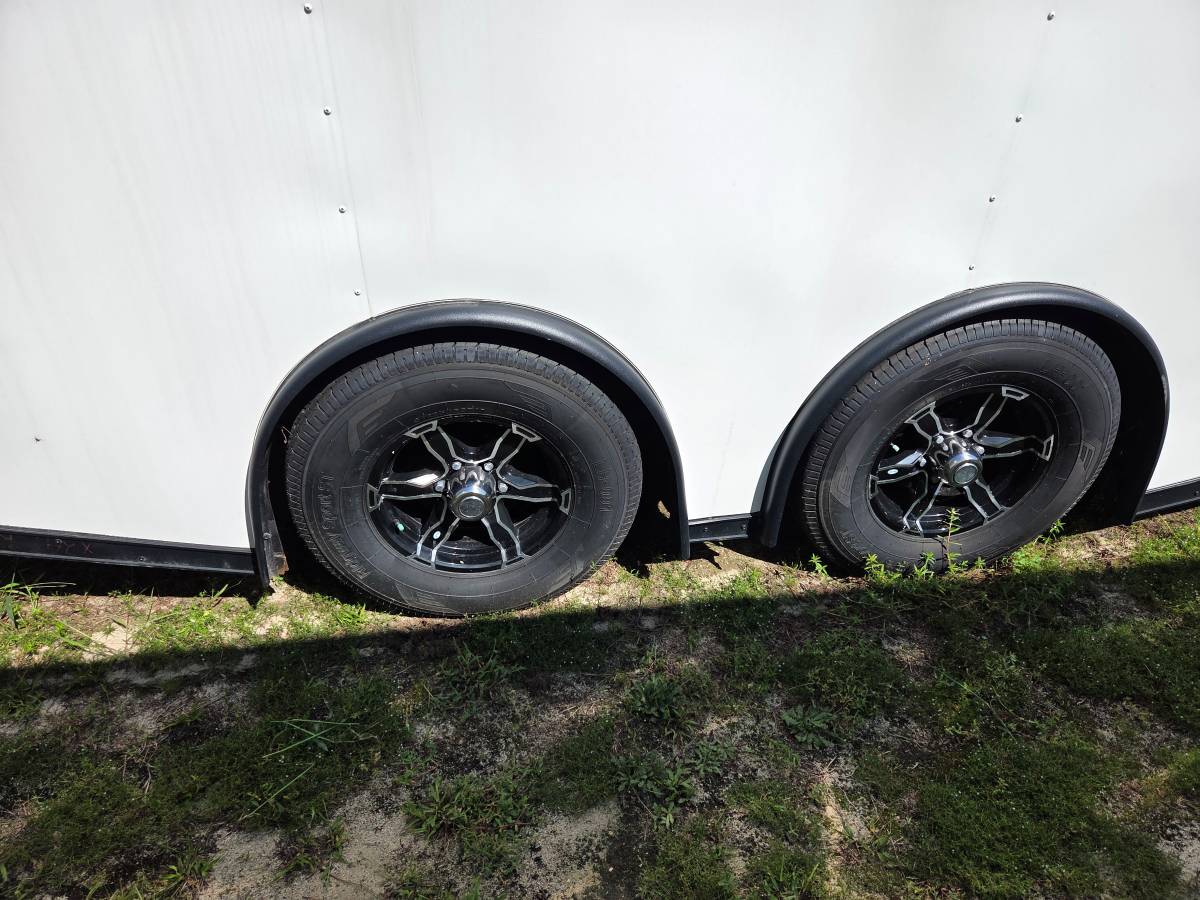 Like New 24' x 8.5' enclosed trailer, photo 5