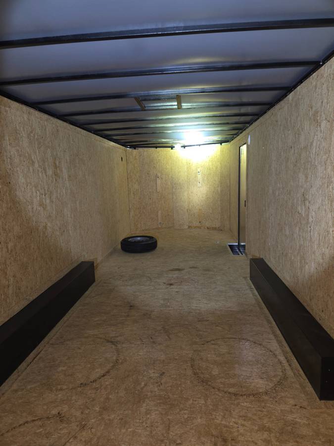 Like New 24' x 8.5' enclosed trailer, photo 9