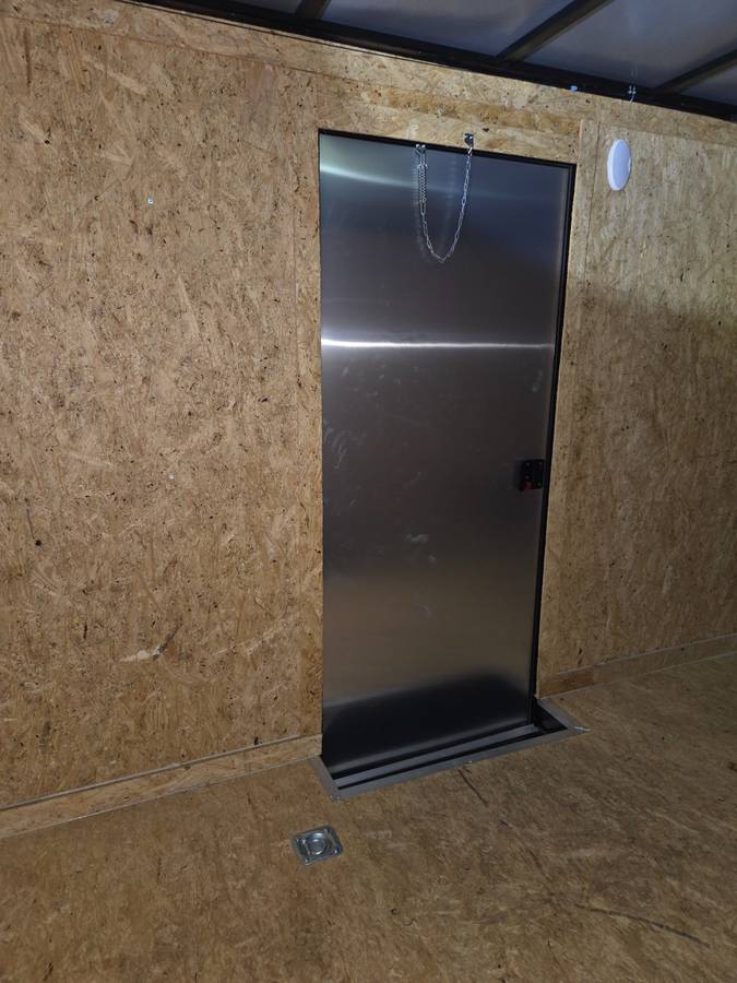 Like New 24' x 8.5' enclosed trailer, photo 11