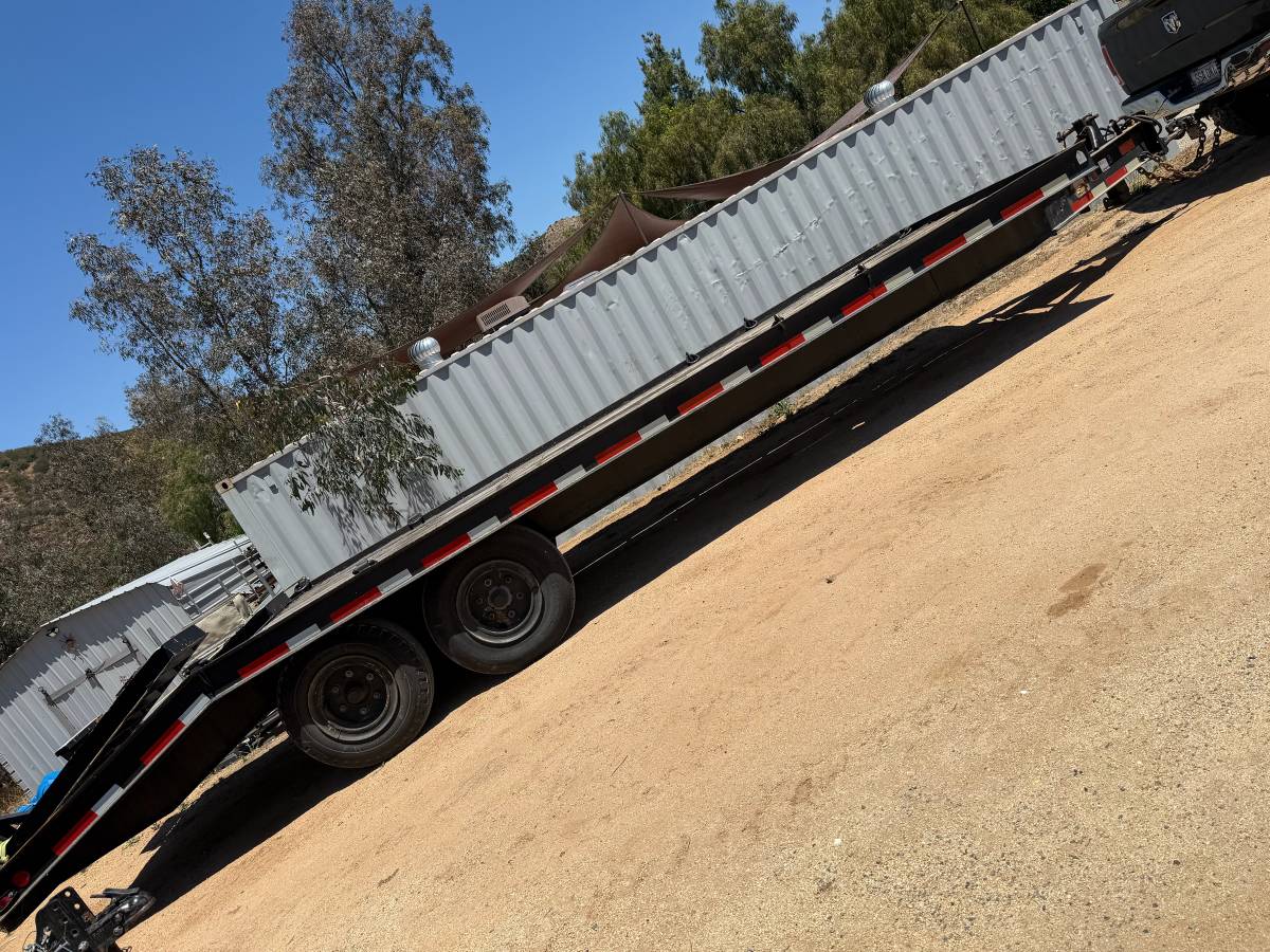 23 foot heavy equipment trailer, photo 2