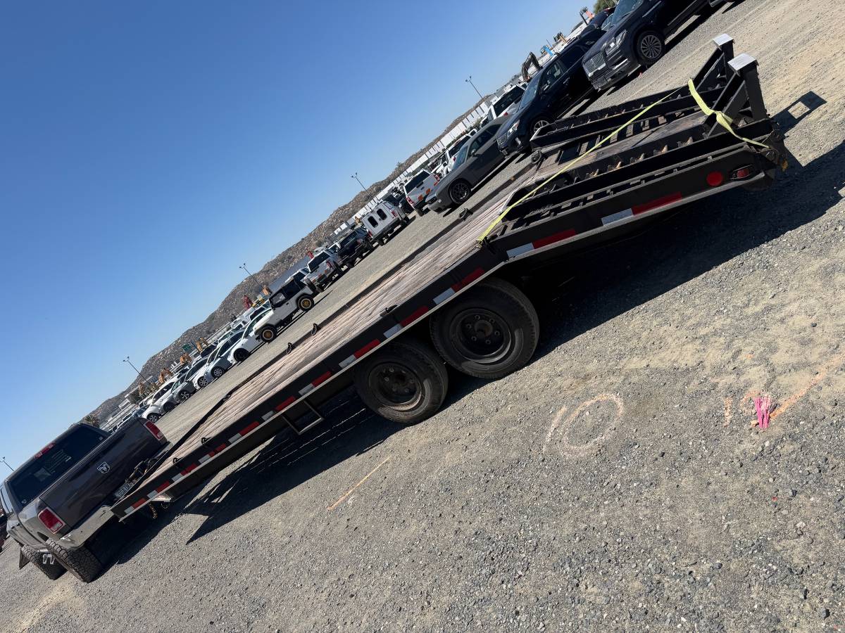 23 foot heavy equipment trailer, photo 3