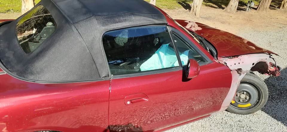 1999 Mazda Miata, manual, runs well, right-side damage, photo 6