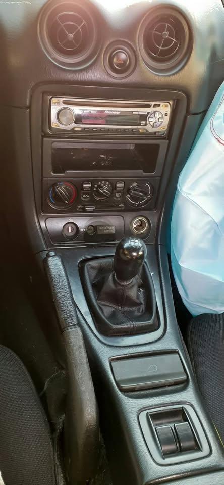 1999 Mazda Miata, manual, runs well, right-side damage, photo 7