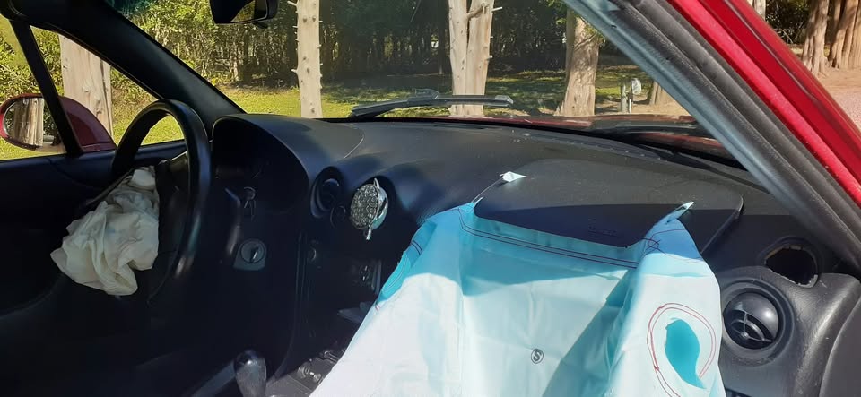 1999 Mazda Miata, manual, runs well, right-side damage, photo 9
