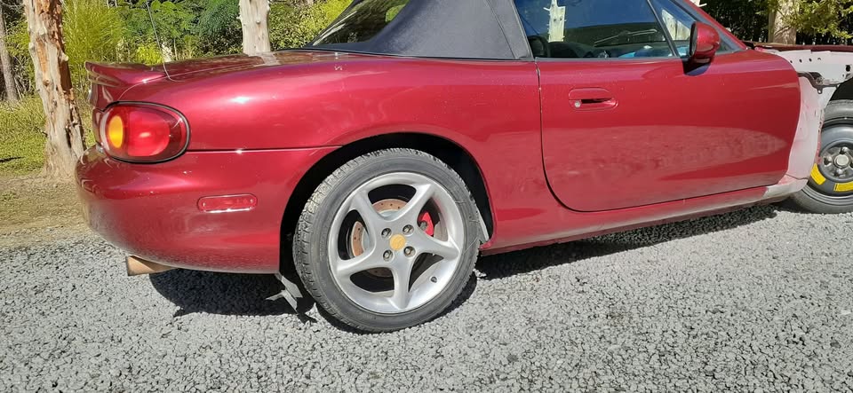 1999 Mazda Miata, manual, runs well, right-side damage, photo 11