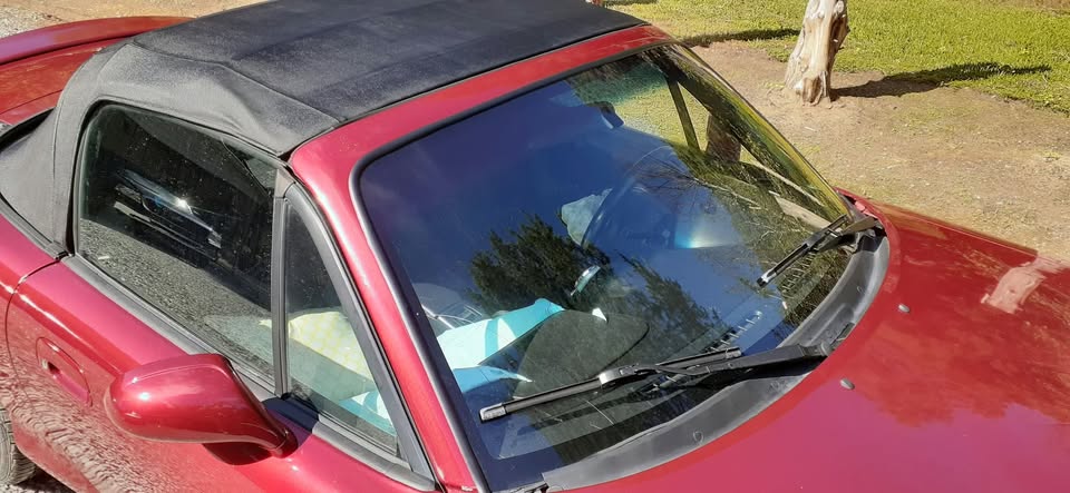 1999 Mazda Miata, manual, runs well, right-side damage, photo 13