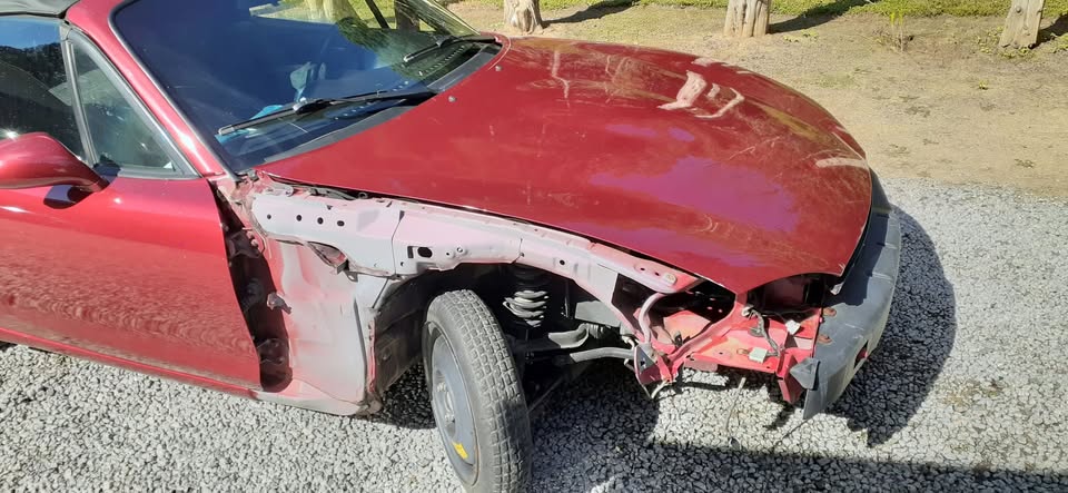1999 Mazda Miata, manual, runs well, right-side damage, photo 14