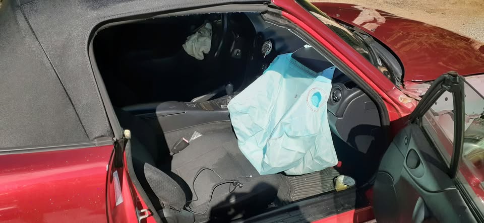 1999 Mazda Miata, manual, runs well, right-side damage, photo 19
