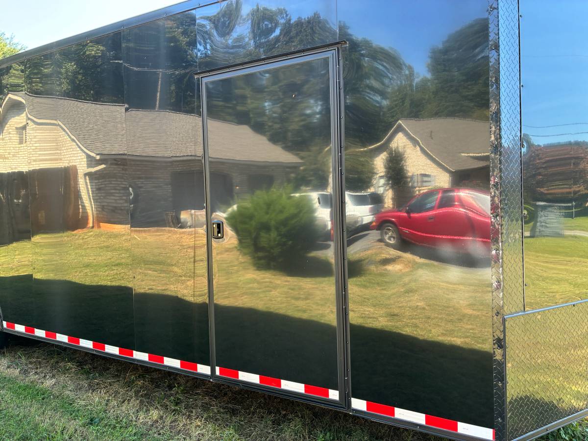 28’ x 8.5’ car hauler HD axles escape door, photo 3