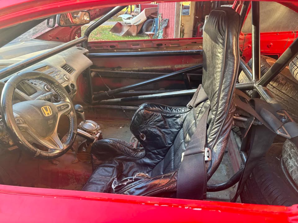 Honda 4-cylinder race car with spare engine and parts car, photo 3