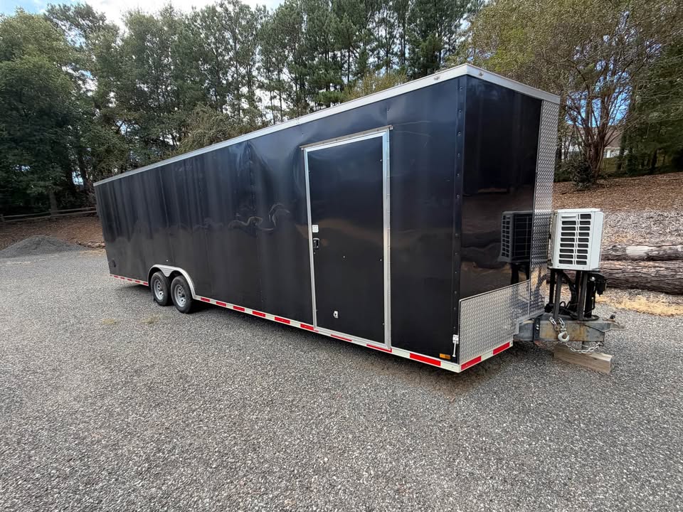 2022 Titanium 8.5x28 enclosed car and toy hauler, V-nose, photo 7