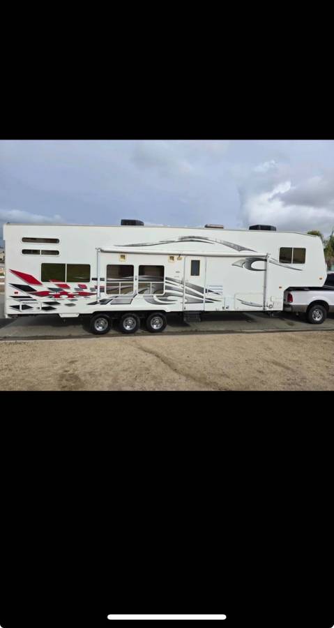 F.S. Toy Hauler, 35' Weekend Warrior, great condition cold AC!, photo 3