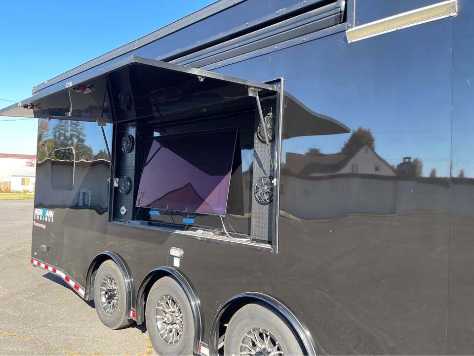 2018 40 ft enclosed race trailer with bathroom and shower, photo 2