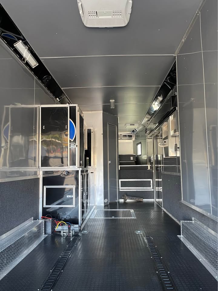 2018 40 ft enclosed race trailer with bathroom and shower, photo 6
