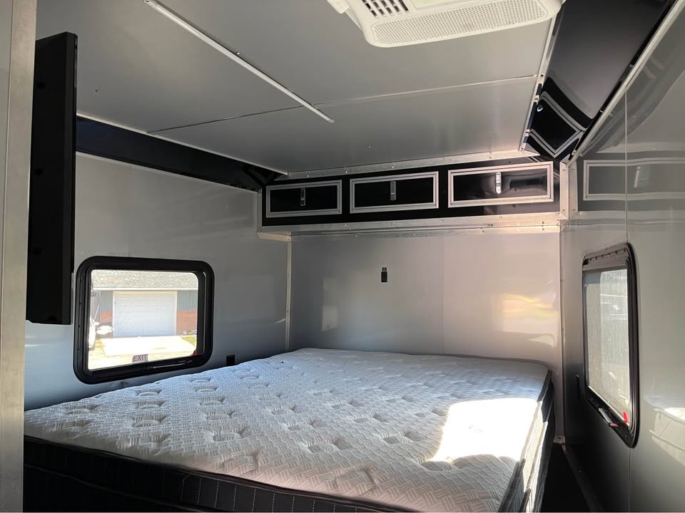 2018 40 ft enclosed race trailer with bathroom and shower, photo 10