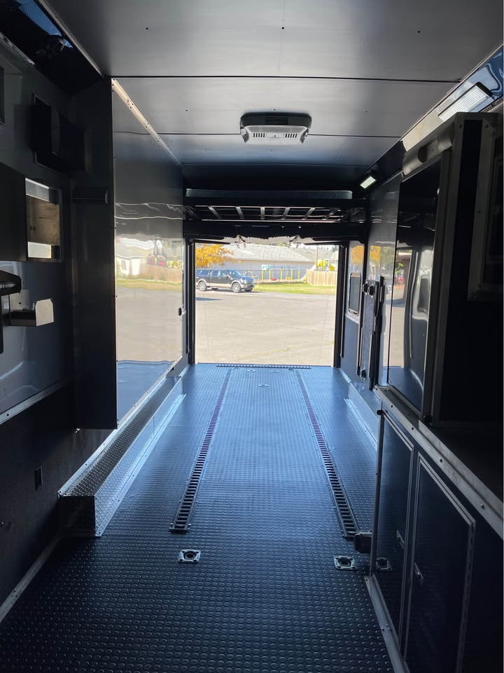 2018 40 ft enclosed race trailer with bathroom and shower, photo 11