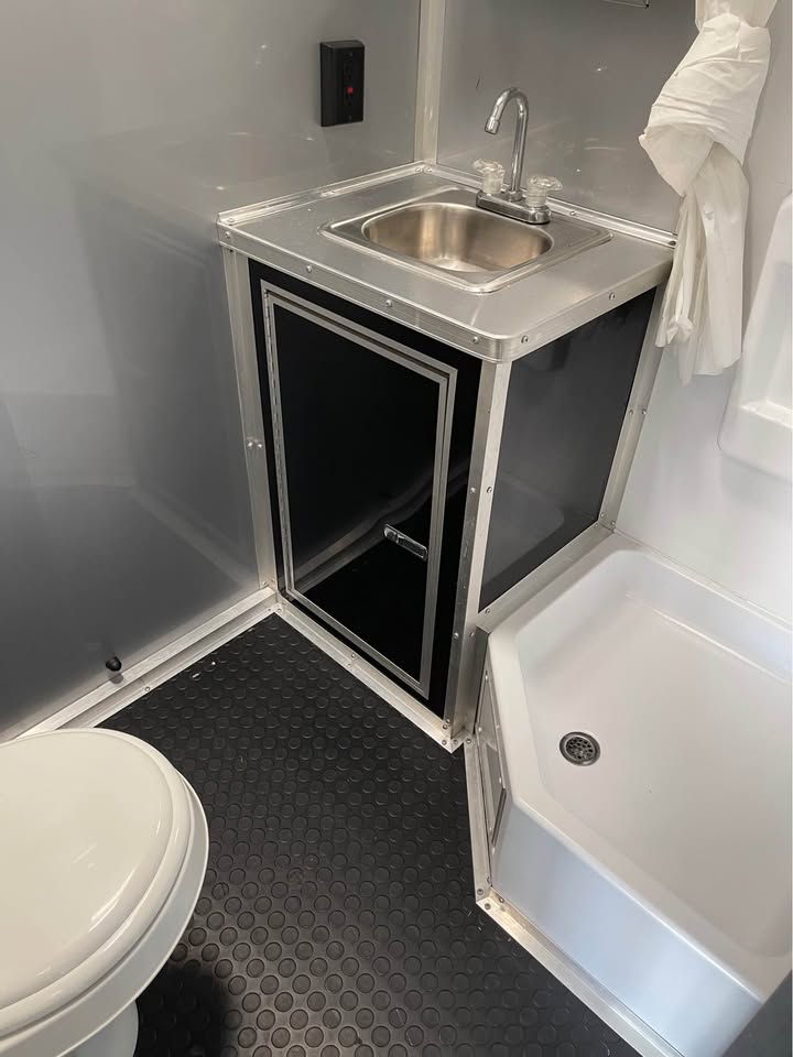 2018 40 ft enclosed race trailer with bathroom and shower, photo 16