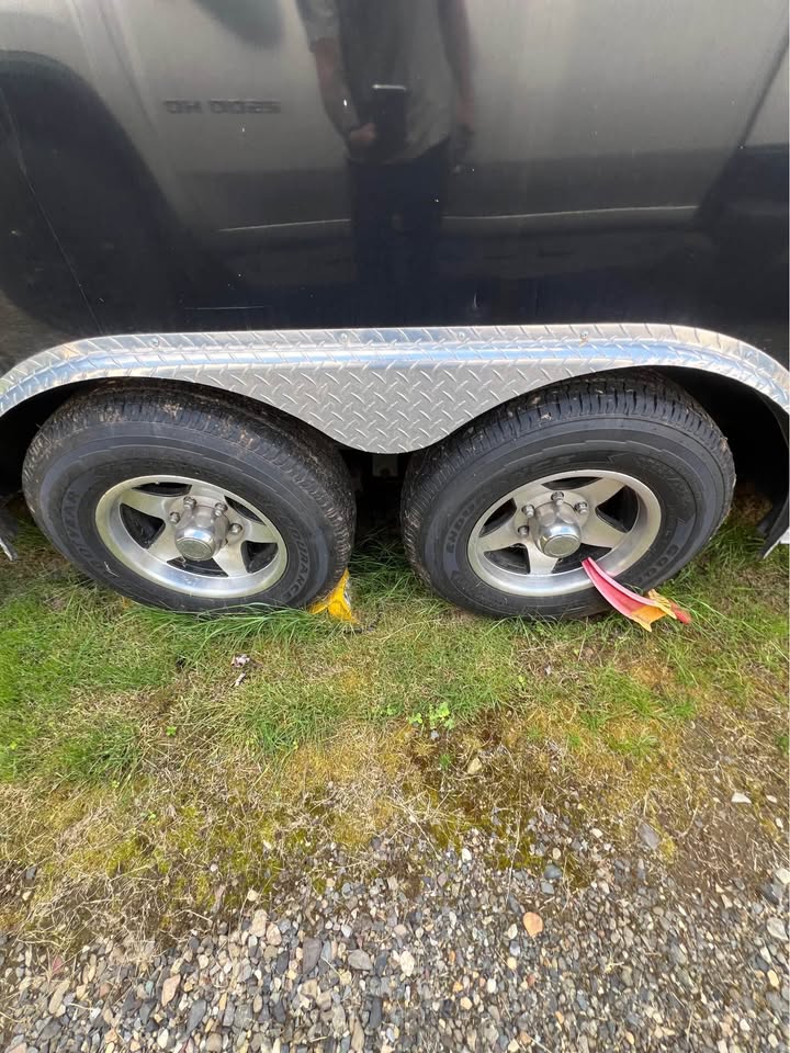 2014 18' V-Nose Enclosed Race Trailer / Car Hauler — Insulated, Tire Racks, New Tires, photo 4
