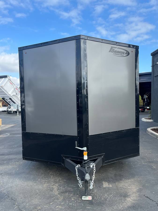 18x102 enclosed trailer, photo 2