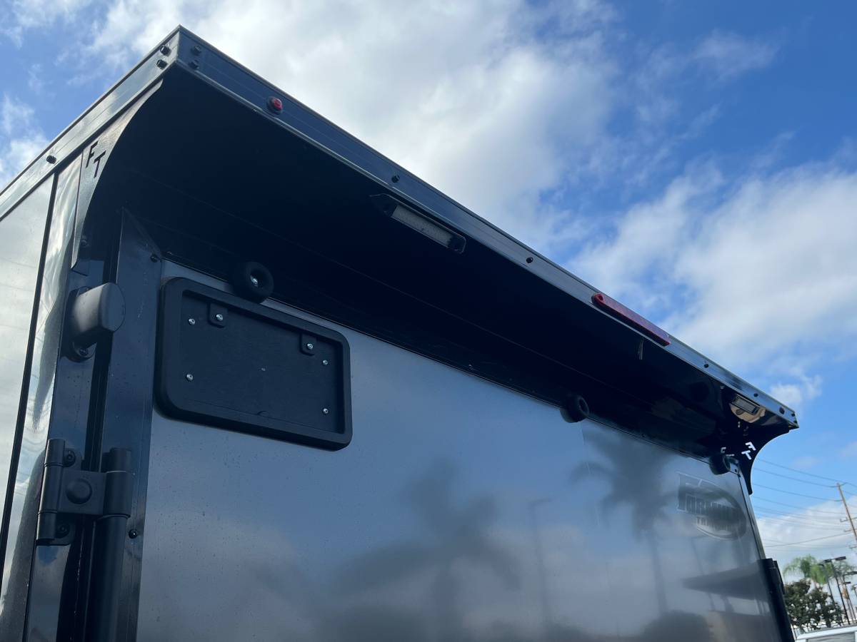 18x102 enclosed trailer, photo 4