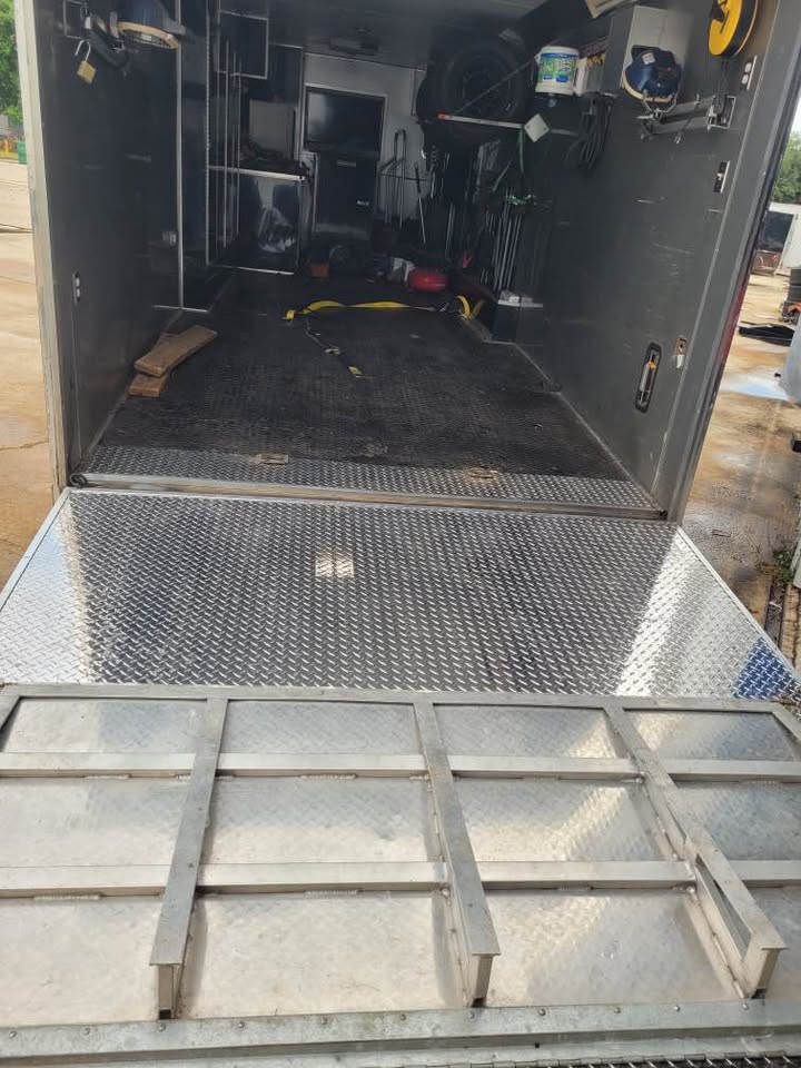2007 hallmark living quarters race trailer, photo 2