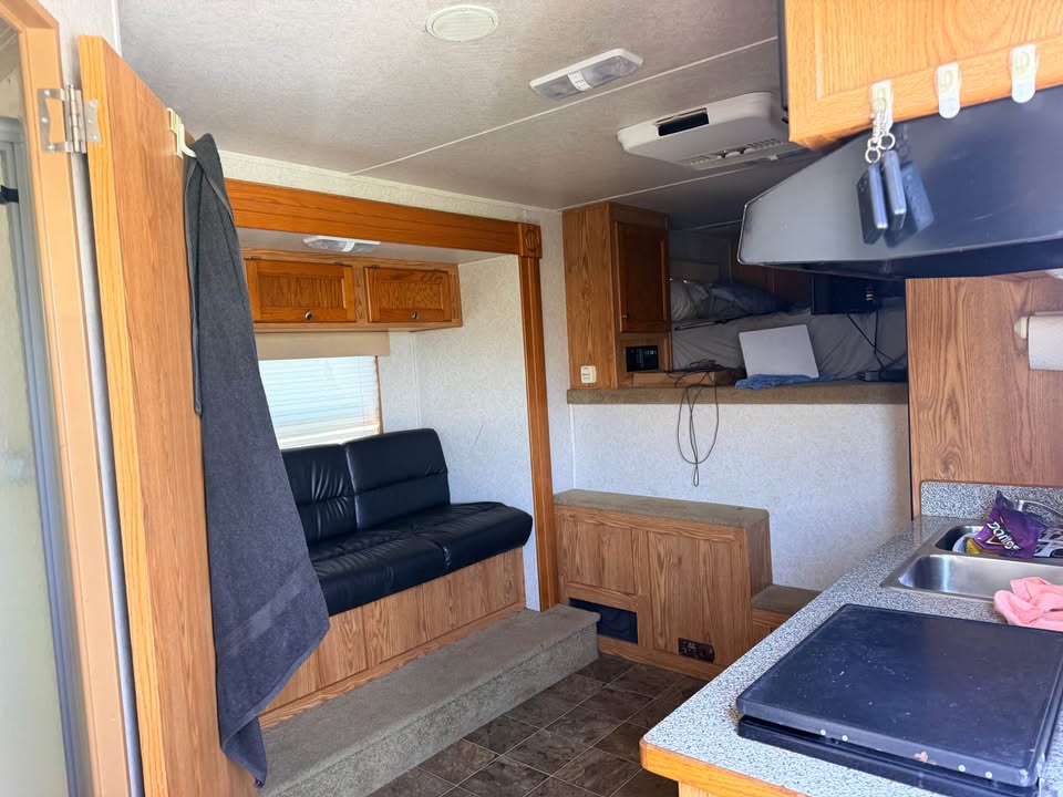 2007 hallmark living quarters race trailer, photo 6