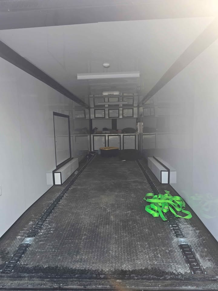 2025 28' Wow cargo enclosed race trailer, photo 4