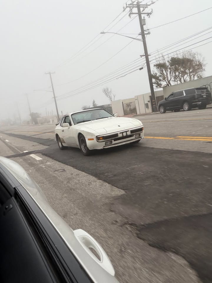1985 Porsche 944, 5-speed, non-turbo, starts right away, photo 4