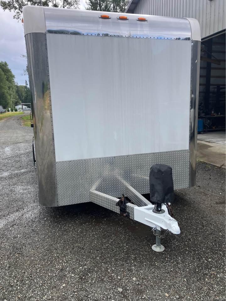 26’ 3 axle tall enclosed trailer, photo 2