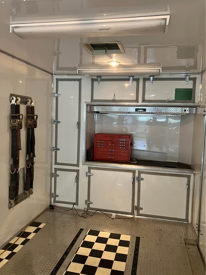 26’ 3 axle tall enclosed trailer, photo 3