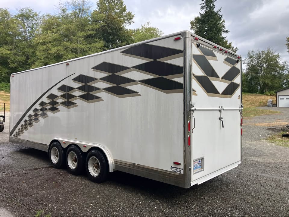 26’ 3 axle tall enclosed trailer, photo 4