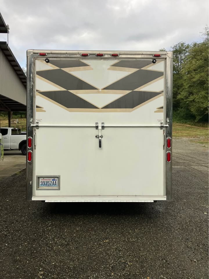 26’ 3 axle tall enclosed trailer, photo 5