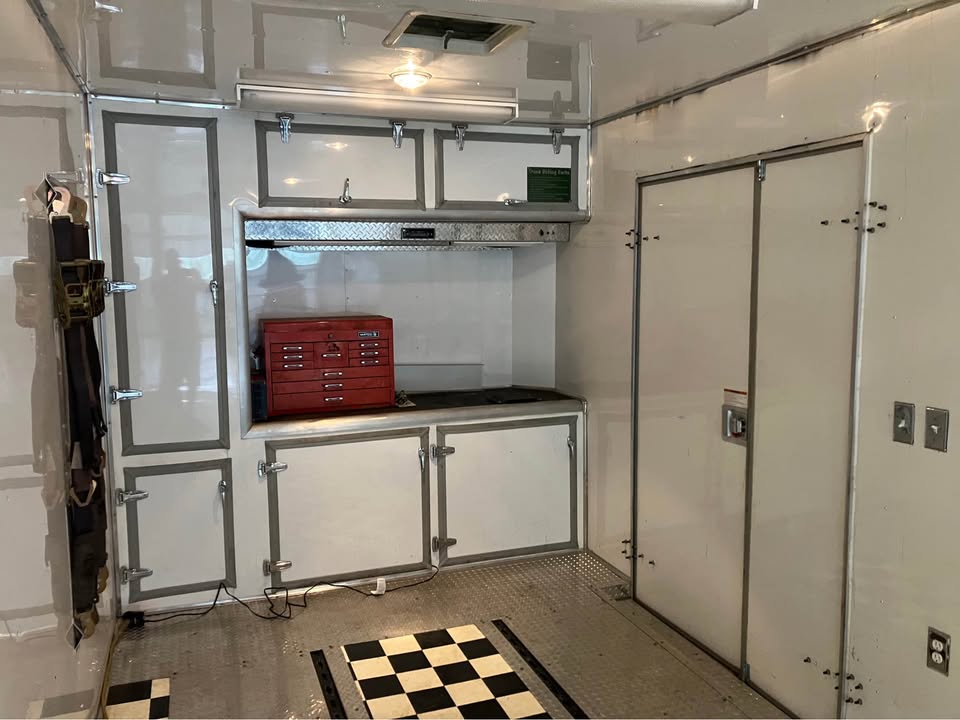 26’ 3 axle tall enclosed trailer, photo 6