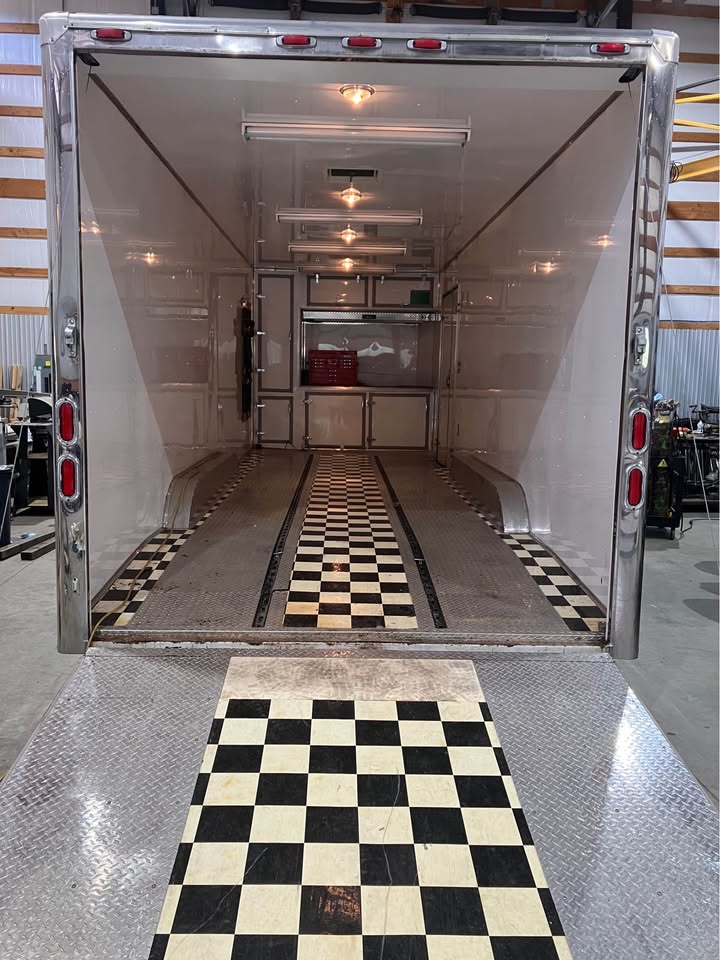 26’ 3 axle tall enclosed trailer, photo 7