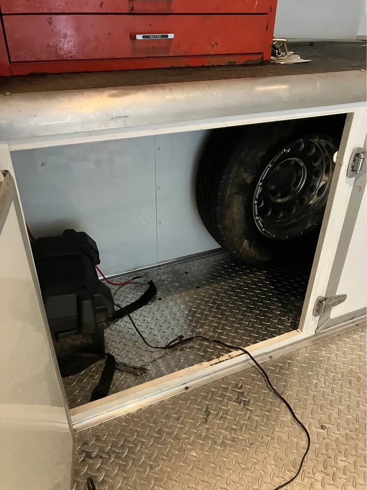 26’ 3 axle tall enclosed trailer, photo 10