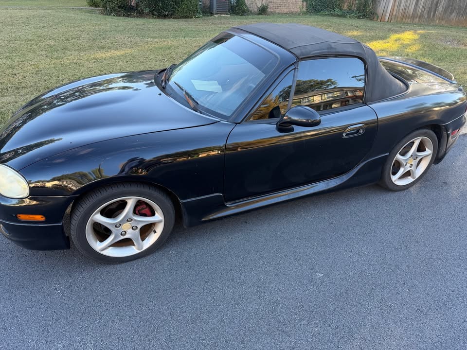 2001 Mazda Miata convertible, 5-speed manual, runs and drives, photo 2