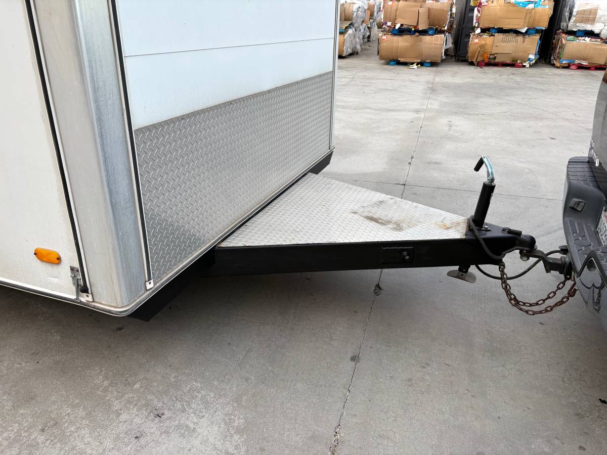 2005 Carson racer enclosed trailer rated for 10,000 pounds 24 x 8 insi, photo 3