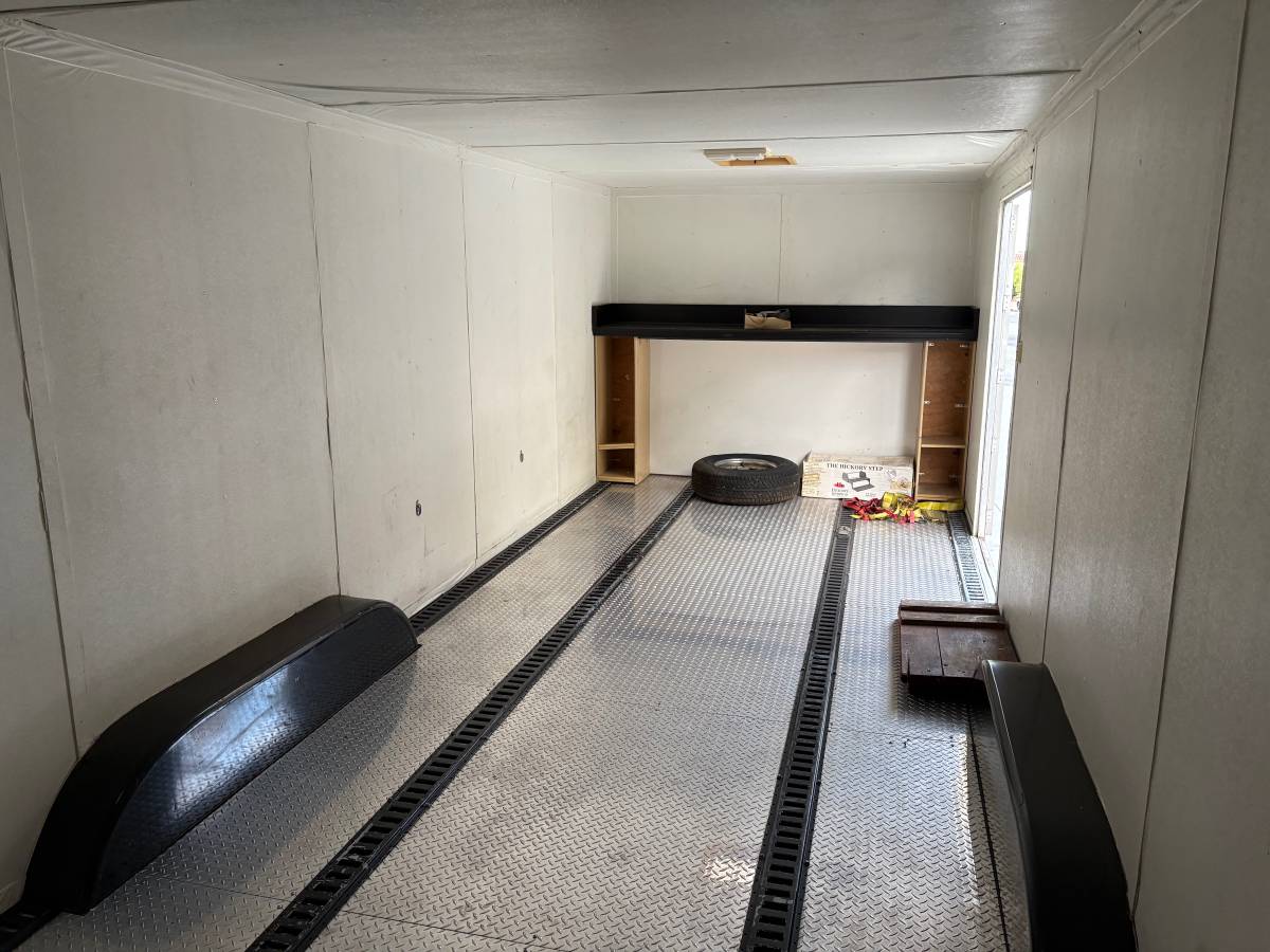 2005 Carson racer enclosed trailer rated for 10,000 pounds 24 x 8 insi, photo 5