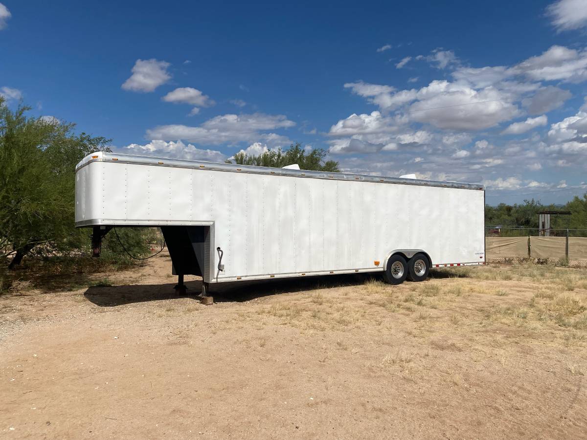 36’ enclosed gooseneck trailer, photo 2