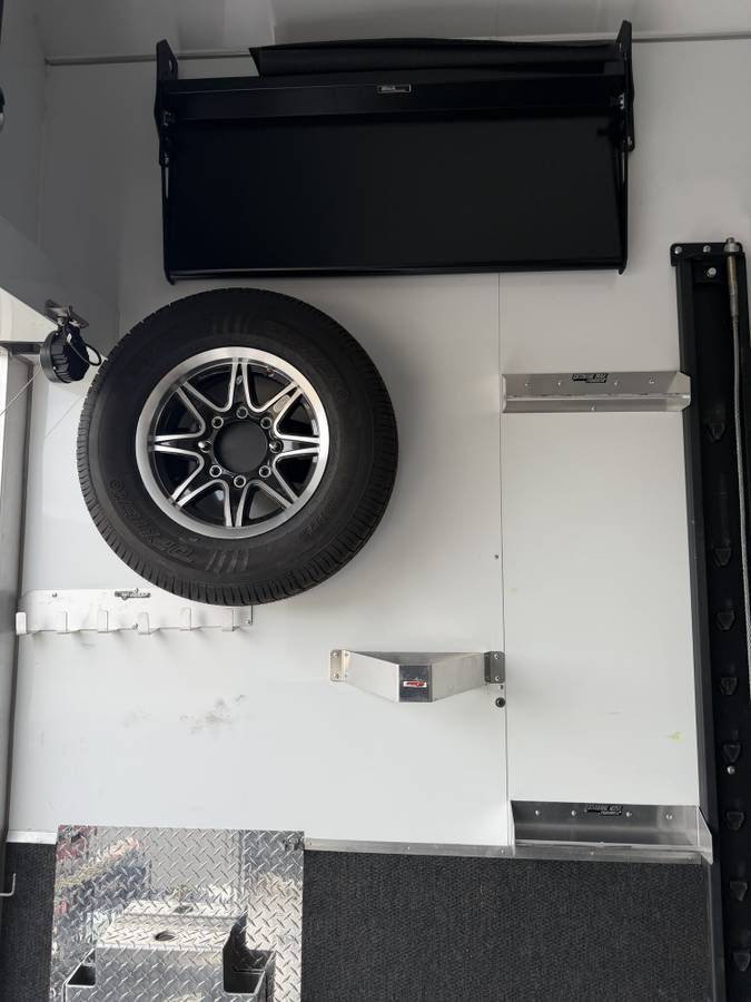 2024 INTECH 28 STACKER IN MINT CONDITION, photo 2