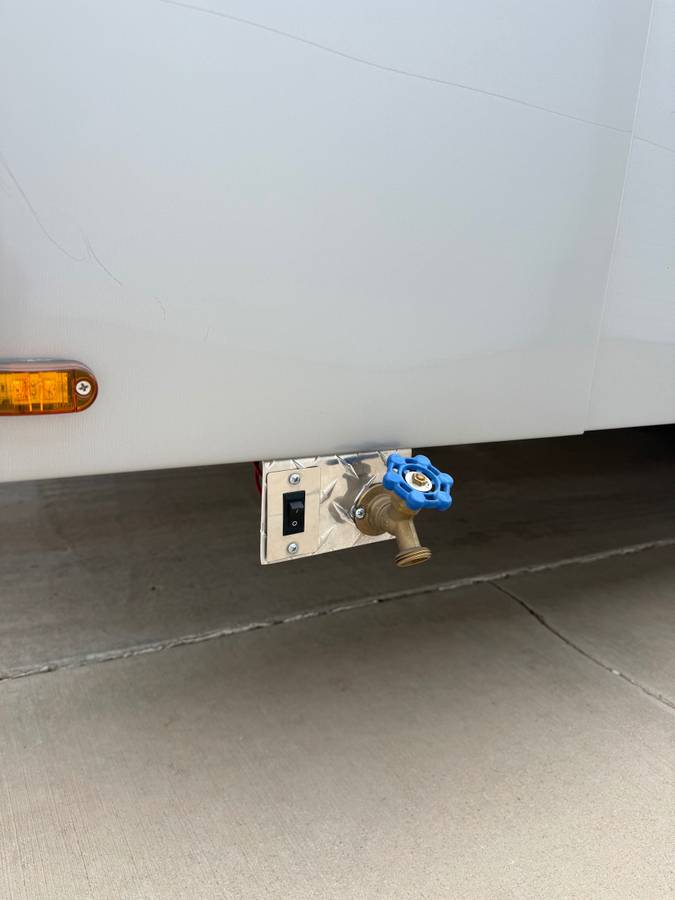 26' Universal Enclosed Race Trailer, photo 3